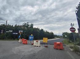 Strada a pezzi nell’area industriale. Partiti i lavori