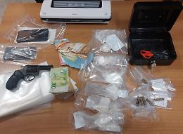 Blitz all'alba dei carabinieri. Sequestri di droga e armi: due arresti 