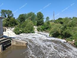 Schiuma bianca ricopre la cascata tra Anagni e Sgurgola