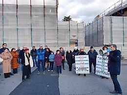 No all’area pedonale. Depositate le firme contro la chiusura permanente di piazzale Kambo