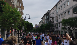 Un fiume di persone in marcia per la pace. La città "invasa" per la maratona di primavera