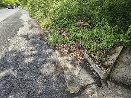 La cunetta intasata allaga la superstrada