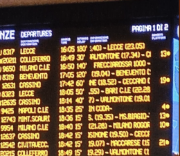 Inferno a Roma Termini. Lo sciopero finisce, i treni non partono