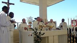 Tremila persone alla riapertura del santuario della Santissima Trinità. «Nuova stagione di fede e vita»