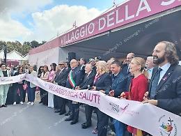 Race for the cure. Taglio del nastro al villaggio della salute