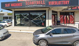 Colpo alla sala slot, la cassiera non riconosce il rapinatore