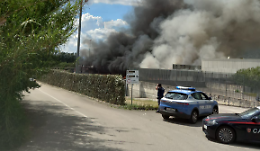 Incendio al centro commerciale. Visibile una densa colonna di fumo