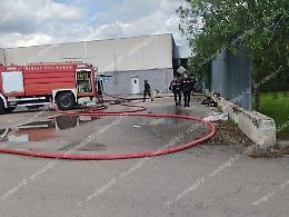 Incendio al centro commerciale. Ancora in corso le attività di spegnimento del rogo