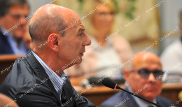 Comune, fuoco alle polveri