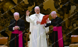 Strette di mano e sorrisi. È già il Papa della gente
