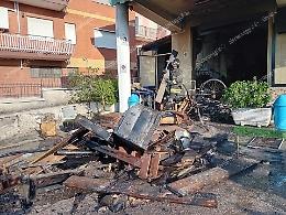 Incendio in un magazzino, le telecamere immortalano un uomo