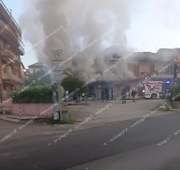 Fiamme all'alba in via America Latina. Incendio in un magazzino