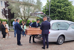 Addio all'avvocato Roberto Molle.  La benedizione di monsignor Valente all'arrivo del feretro