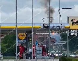 Fiamme al distributore di benzina: arrivano i vigili del fuoco