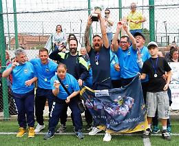Campioni... La casa dell'amicizia alza il trofeo