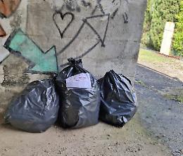 Ponte di via Baiolardo trasformato in discarica