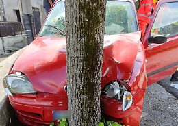 Auto finisce contro un albero: feriti conducente e passeggero. Ottantaseienne trasportato in eliambulanza