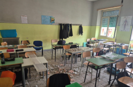 Caduta di calcinacci dal soffitto della scuola, è polemica