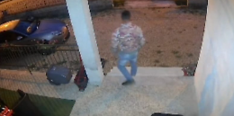 Si avvicina alla porta di un'abitazione, sospetto ladro vede le telecamere e fugge