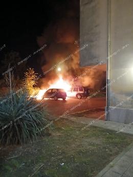 Paura nella notte. Auto in fiamme nel parcheggio delle case popolari