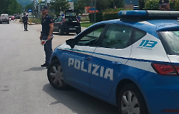 Auto di un magistrato data alle fiamme e attacchi alle attività: città blindata