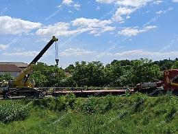 Lungo tir distrugge il guardrail e rimane bloccato