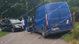 Incidente tra un furgone e un'auto. Soccorsi sul posto 