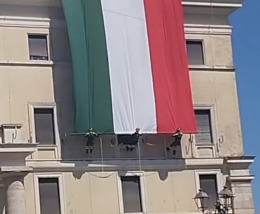 Bandiera calata per celebrare il 2 giugno