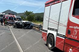 Scontro sulla Monti Lepini fra una cisterna del latte e un'auto. Eliambulanza sul posto