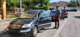 Prima la aggredisce, poi le ruba l’auto. Serata da incubo per una donna 
