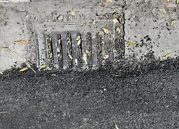 Asfalto sui tombini. Cittadini in allarme: il ripristino delle arterie urbane rischia di creare allagamenti