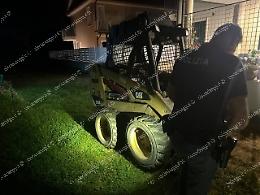 Tenta il furto di un bobcat nella notte: fermato un uomo