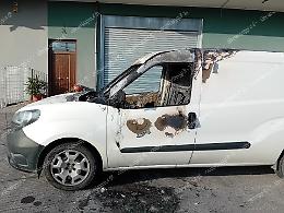 Molotov nell’autosalone, a fuoco due mezzi