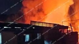 Incendio nella notte. Fiamme alte all'esterno di una falegnameria 