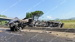 Grave incidente in autostrada. Perde il controllo del tir e si ribalta 