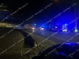 Paura al multipiano: una donna minaccia il suicidio