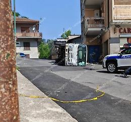 Incidente mortale sul lavoro: schiacciato dal camion dei rifiuti