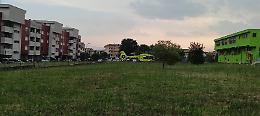 Sbatte contro la porta a vetro e si ferisce a un braccio: elitrasportato in ospedale