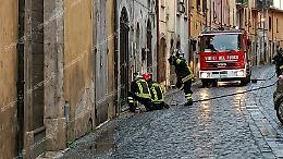 Finisce con l'auto su un tubo del gas