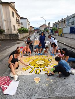 Tutto pronto per accogliere la processione del Corpus Domini lungo il percorso dell'infiorata