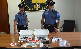 Armi, droga e arnesi per lo scasso: arrestato un trentaduenne 