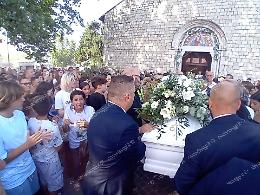 Palloncini bianchi e tante lacrime per l'ultimo saluto alla piccola Giada Pompili