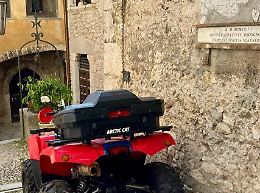 Un quad parcheggiato sotto la lastra dei Fasti: indignazione in città