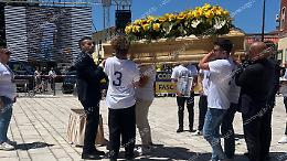Lacrime e palloncini per l'ultimo saluto a Danilo Cantagallo