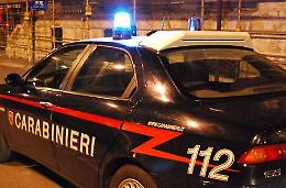 Aggredito con bottiglie di vetro mentre compra le sigarette