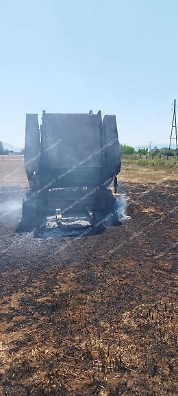 Macchinario agricolo in fiamme. Vigili del fuoco al lavoro