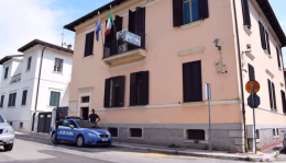 I genitori gli negano i soldi, lui distrugge tutto