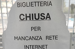 Rete internet fuori uso: caos biglietti alla stazione. Le soluzioni per non perdere il treno