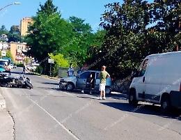 Scontro tra auto e moto. Paura in via Casilina
