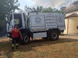 Fiamme nella zona di Pittoni: volontari e vigili del fuoco al lavoro 